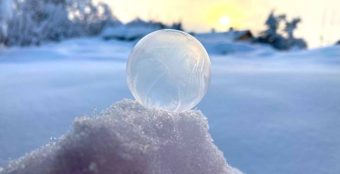 Eiskugel im Schnee