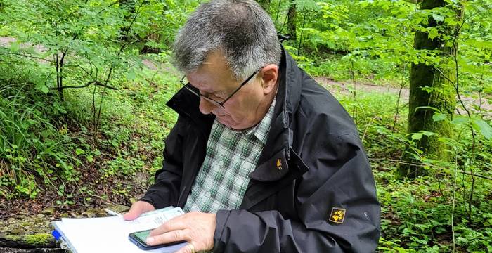 Dieter Probst beim Ausfüllen des Aufnahmeprotokolls.