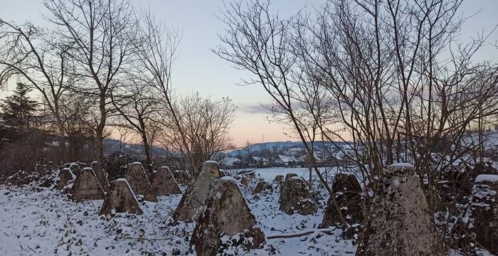 Aufgewertete Panzersperre im Winter