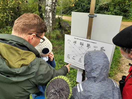 Familie löst Spiel Klimawandel