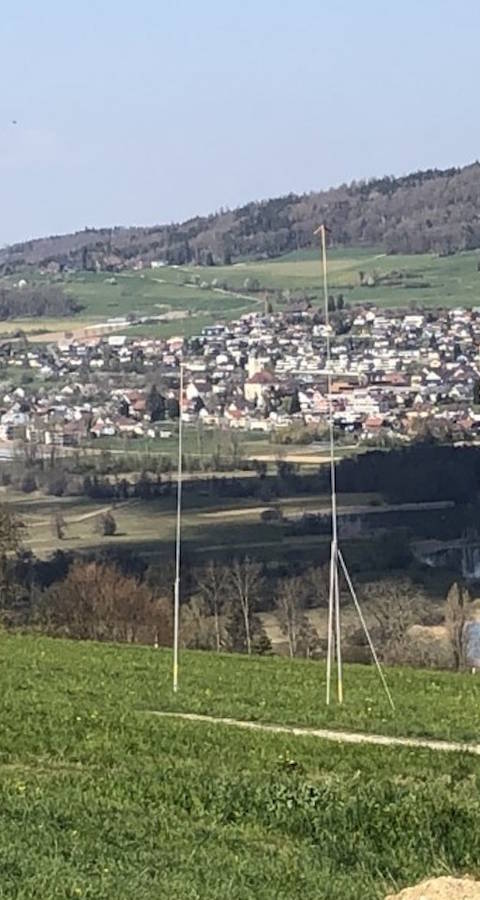 Baugespann auf Wiese