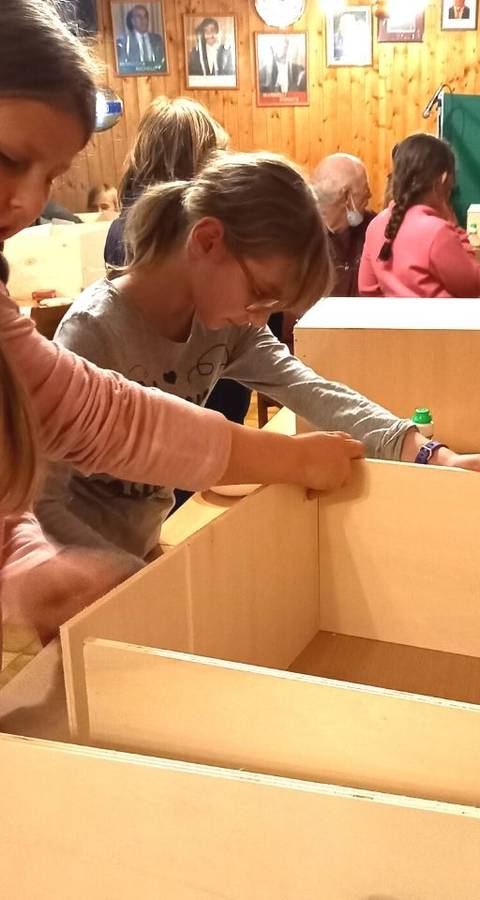 Kinder beim forschen, montieren und bauen