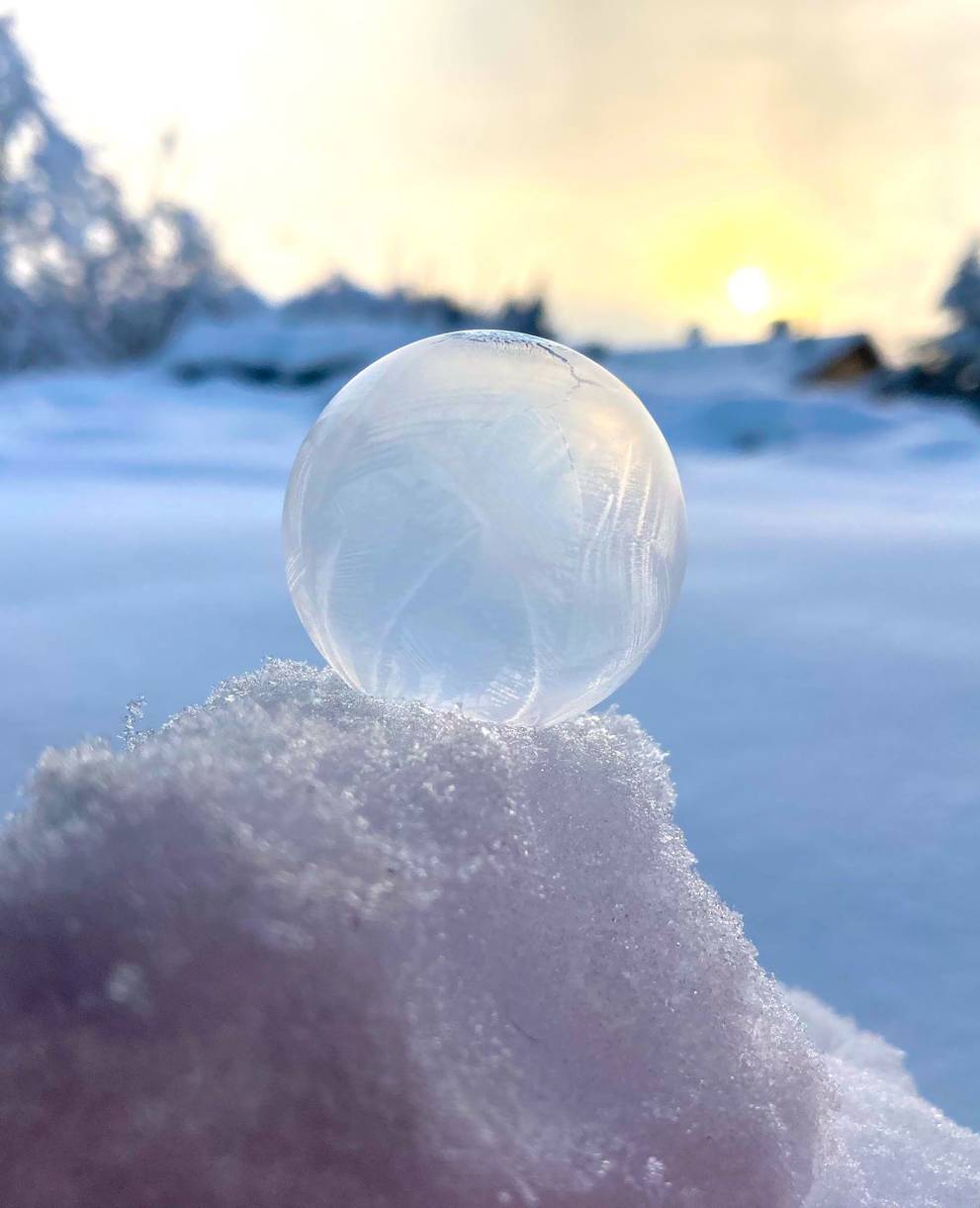 Eiskugel im Schnee